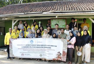 Tim Pengmas Farmasi UI Berdayakan Penduduk Desa Sukajaya untuk Membuat Produk Olahan Bermutu Tinggi dari Hasil Alam
